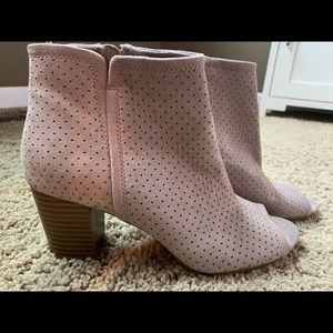 PERFECT Bootie (*LIKE NEW*) for Fall & Spring!!